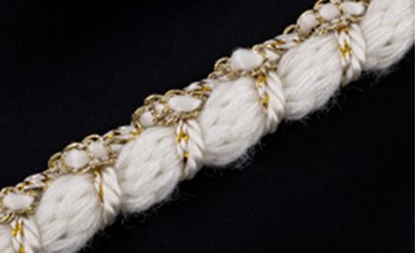 TRIMMING BRAID WITH GOLD METAL YARN