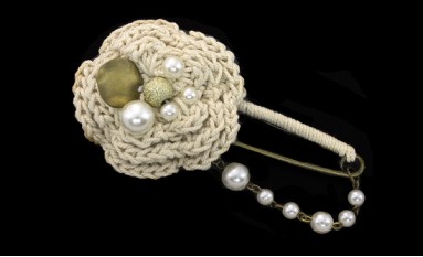 SAFETY PIN WITH ECRU COTTON PEARLS