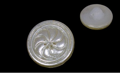 BUTTON FROM GLASS WITH SHANK - FOOT